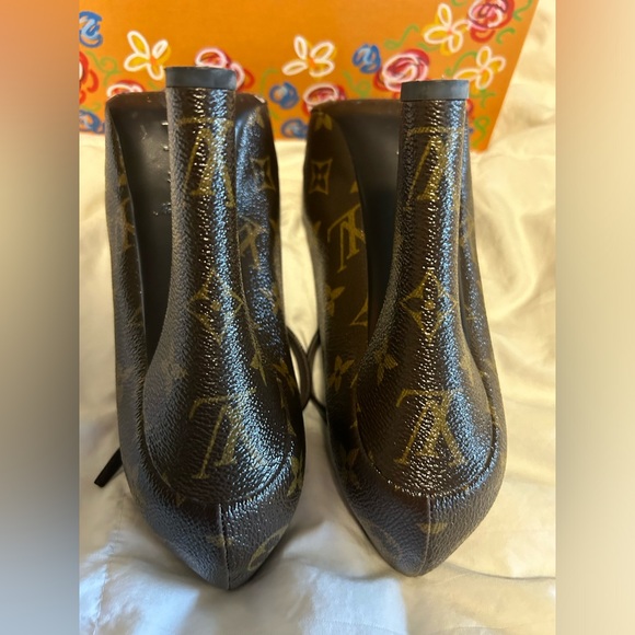 LOUIS VUITTON MONOGRAM PLATFORM PUMP - Picture 5 of 9